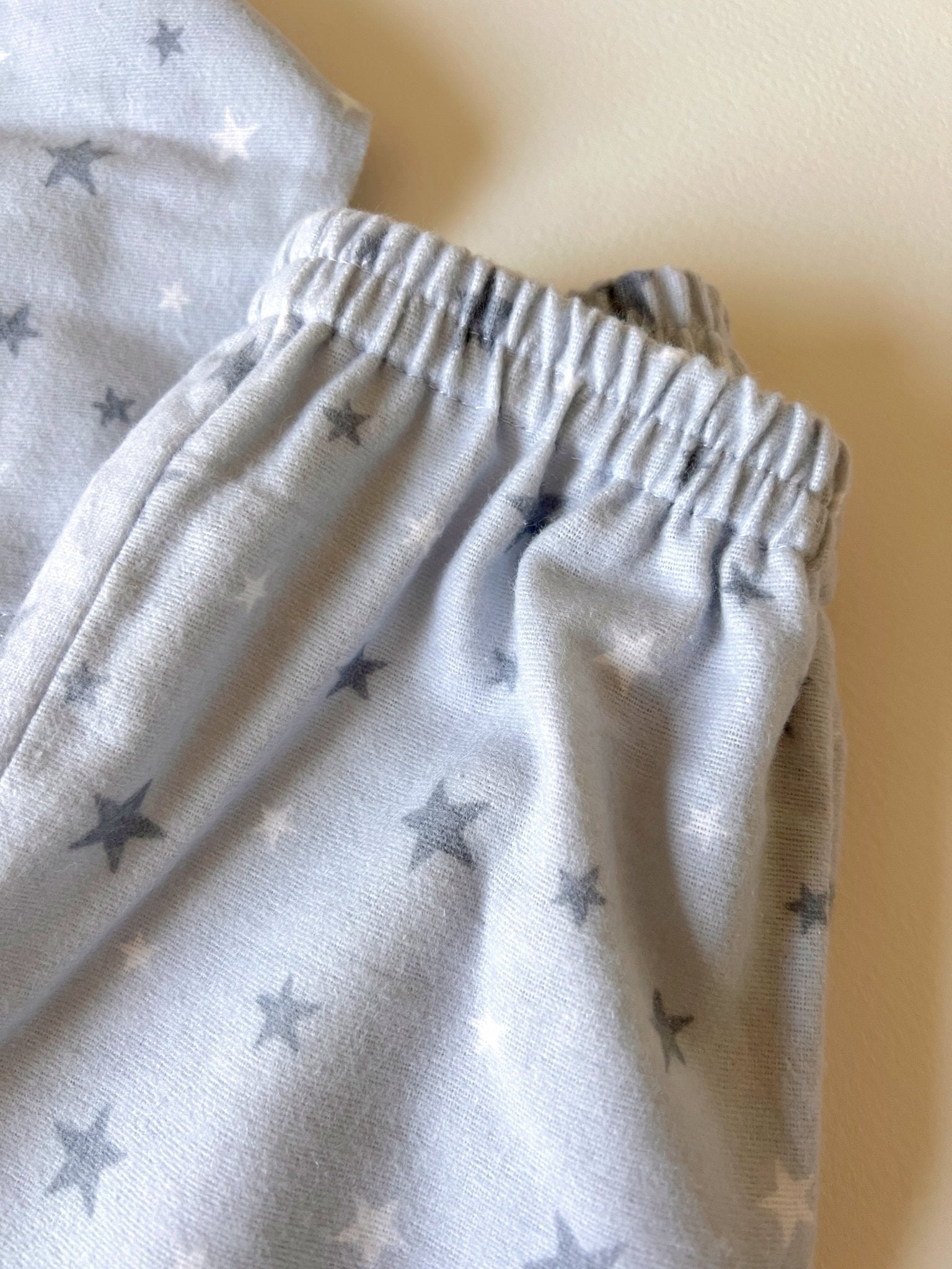 Pijama infantil moletón estrellas grises y puntos - fambypj