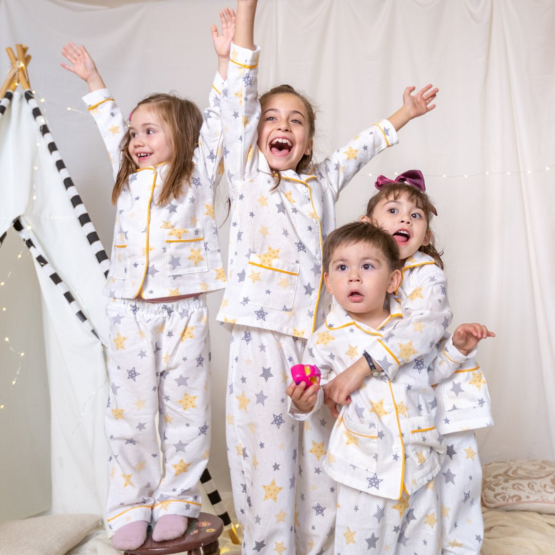 Pijama Infantil Moletón Estrellas Amarillas - fambypj